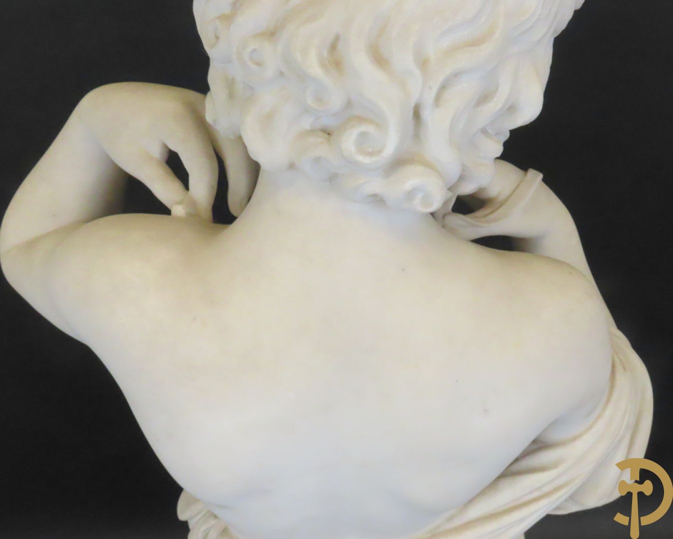 Onleesbaar getekend links achter 