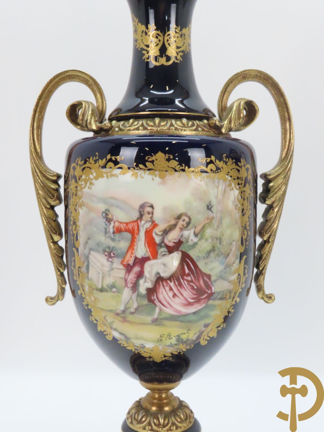 Twee porseleinen Stijl Sèvres cassolettes + dekselpotiche met bloemendecor + vijfarmige kandelaar Sèvres stijl, ACF