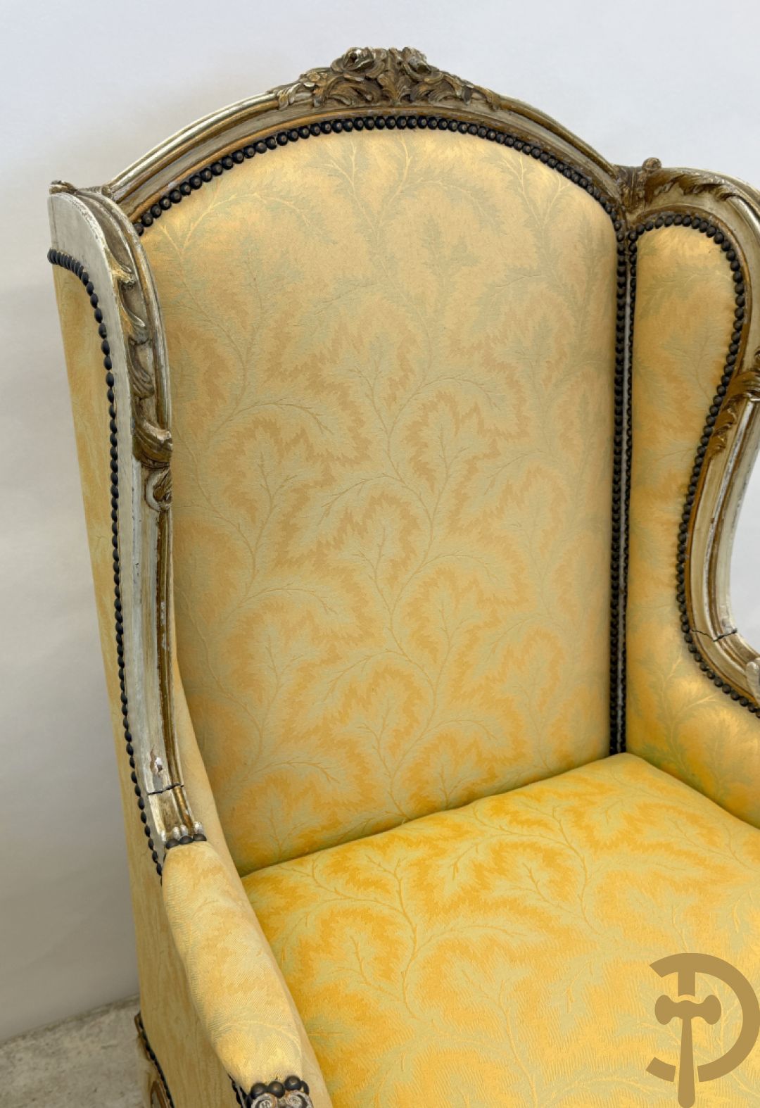 Paar Louis XV bergères met wangen, gesculpteerde accanthusranken en bloemenmotieven