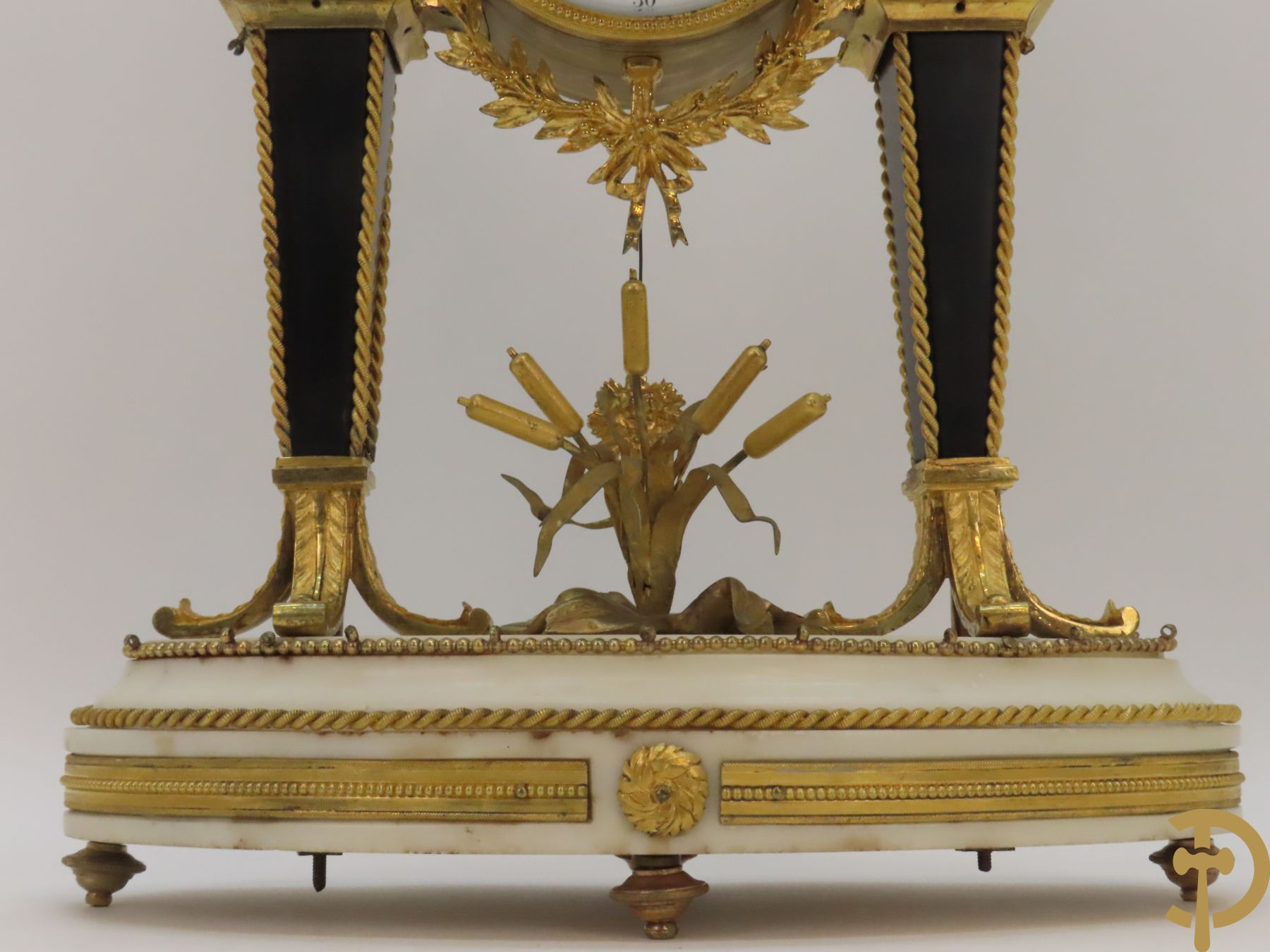 Louis XVI pendule bezet met harten en accanthusranken, binnenin met lisdoddes, Barancourt à Paris getekend