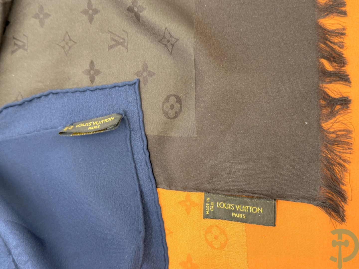5 foulards Louis Vuitton (bruin, oranje, blauw en 2 zwarte)