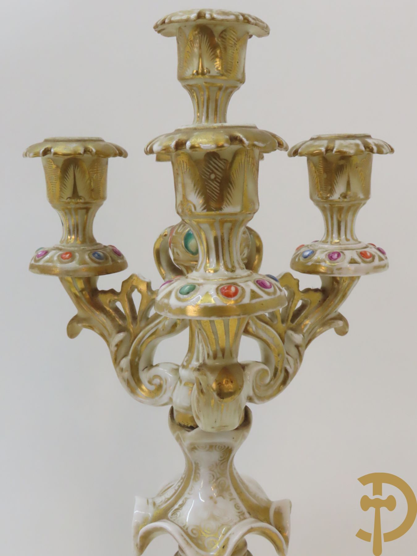 Porseleinen Vieux Paris vierarmige kandelaar met bloemen bezet + paar Vieux Bruxelles cornetvazen