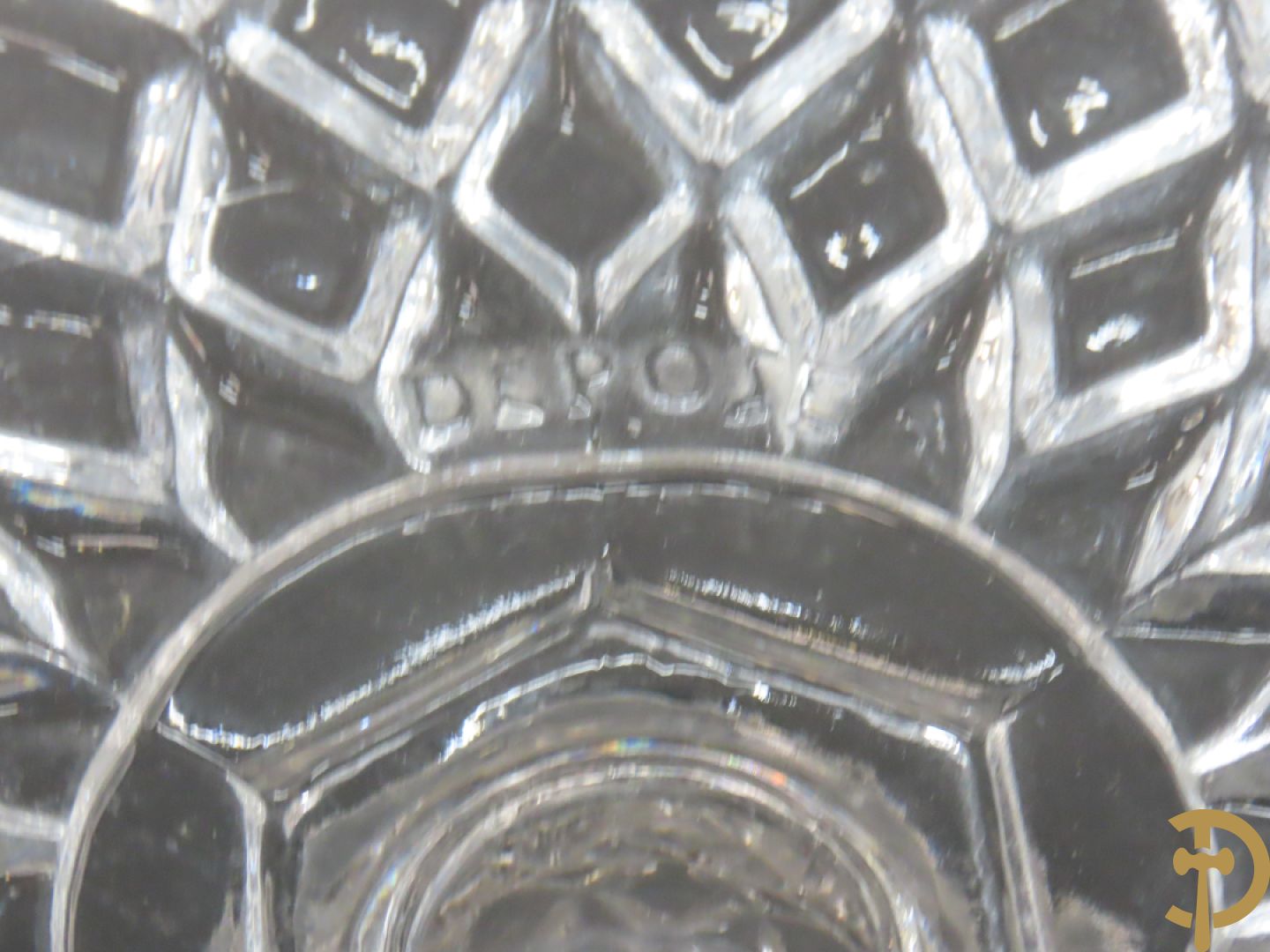 Paar geperste glazen Baccarat fruitcoupes