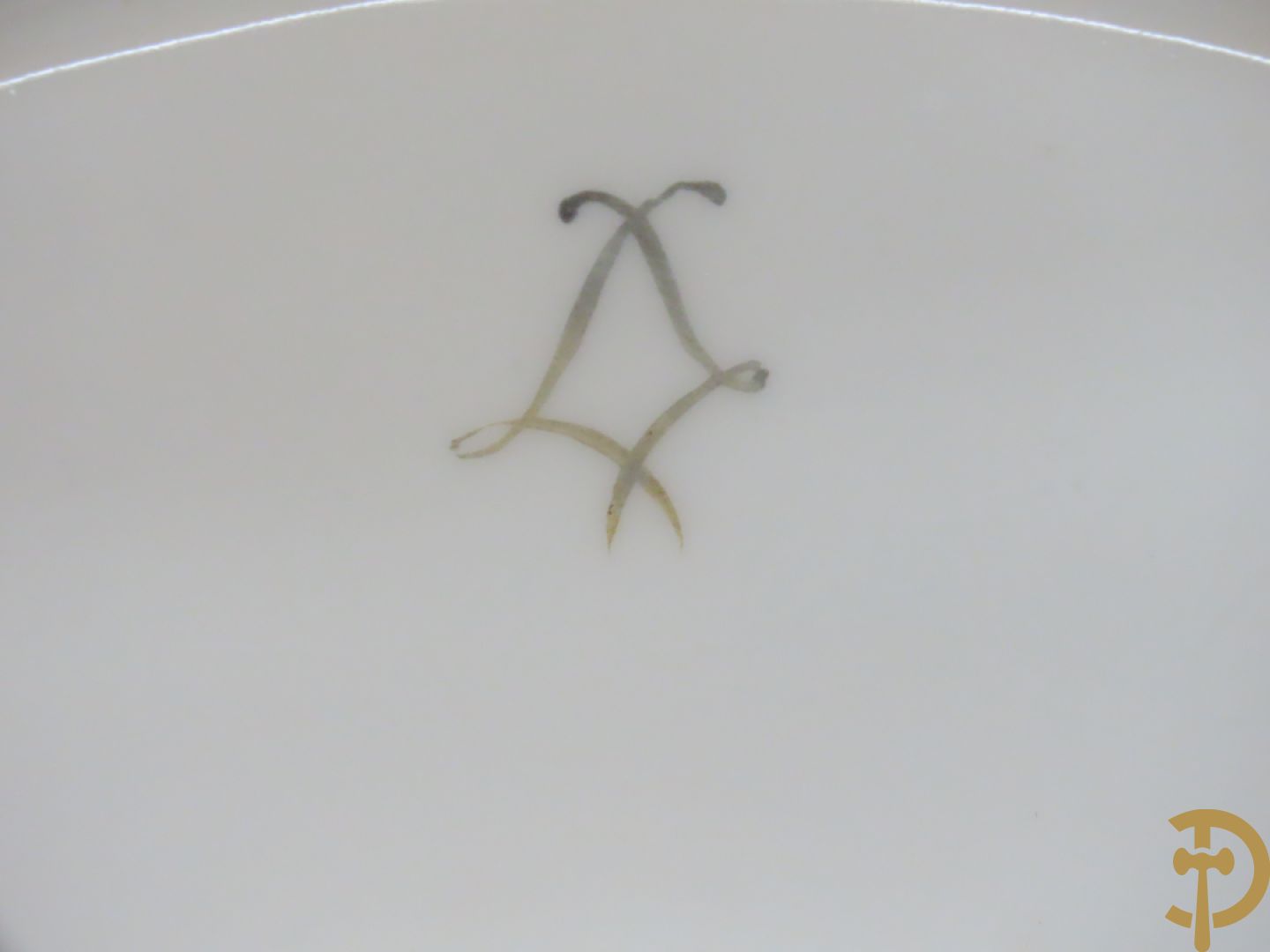 Porseleinen Sèvres schotel met handbeschilderd romantisch tafereel van lieflijk koppel gevat in bronzen houder - bezet met dameshoofden en accanthusranken, onderaan gemerkt Sèvres