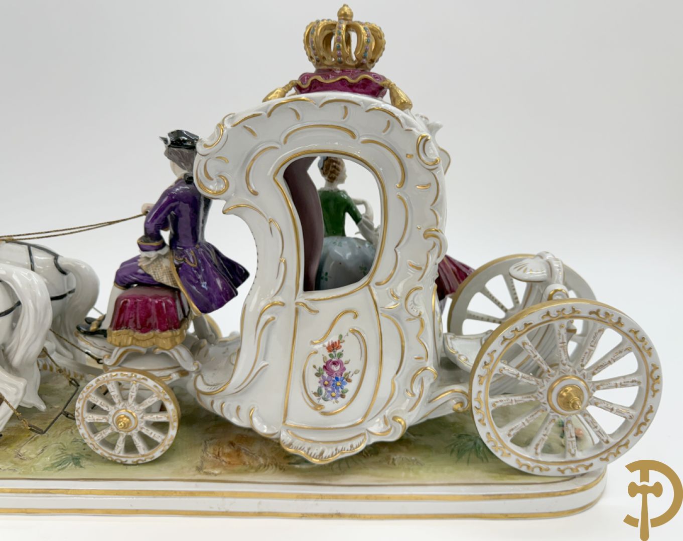 Porseleinen meerkleurige groep met koets, edeldame, lakei, ruiter en 2 paarden
