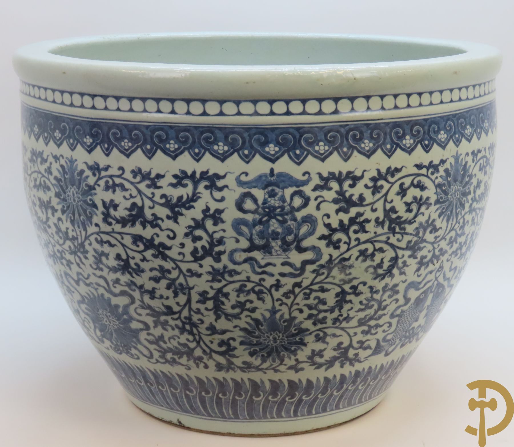 Chinese porseleinen blauw - witte viskom of grote cachepot met lotusslingers, Qian Long 19e