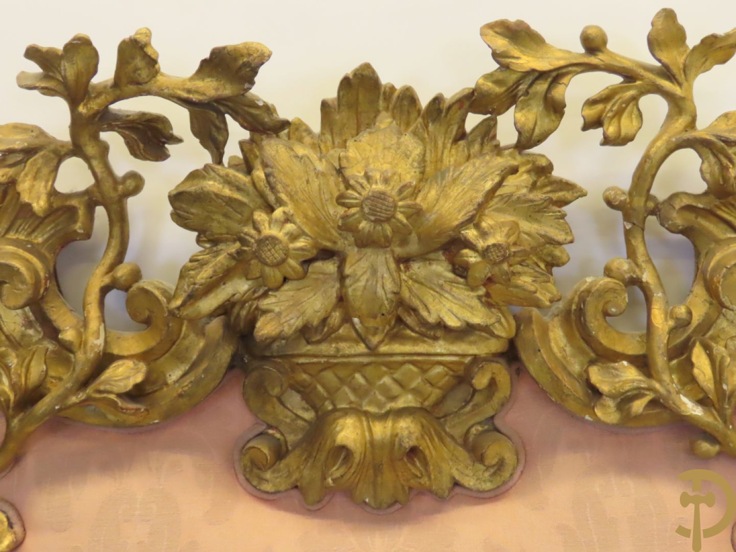 Verguld hoofdeinde van een bed met houten gesculpteerde accanthus- en bloemenranken