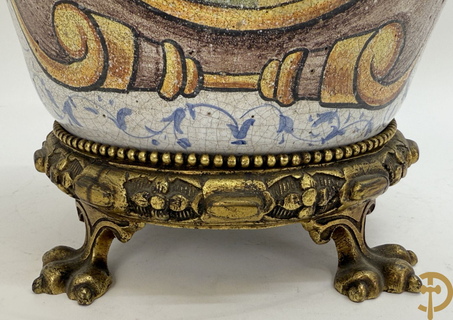 Dekselpotiche met decor van cupido in cartouche en bezet met bronzen ornamenten