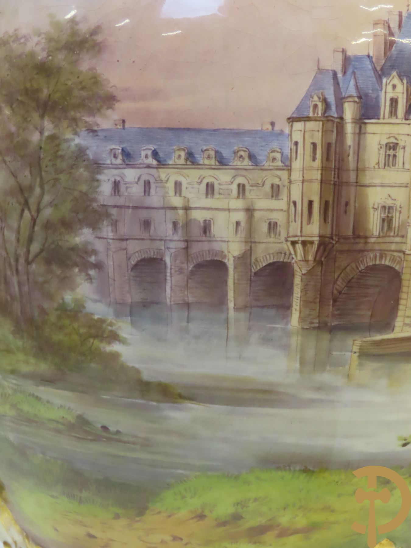 Grote porseleinen Sèvres vaas met dubbel decor van cavalerie, slagveldtaferelen en zicht op kasteel, DESPREZ H. getekend in het decor - bovenaan met verguld decor en zijdelings met bronzen oren en accanthusranken - deksel met Sèvres merkteken - op vierkante bronzen sokkel met klauwepoten