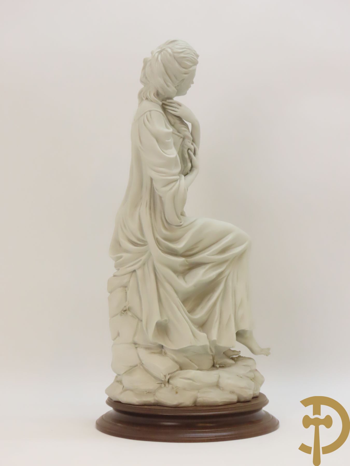 Drie beelden in Capo di Monte porselein : dame met lang haar, jongeman met vis en koppel op bank