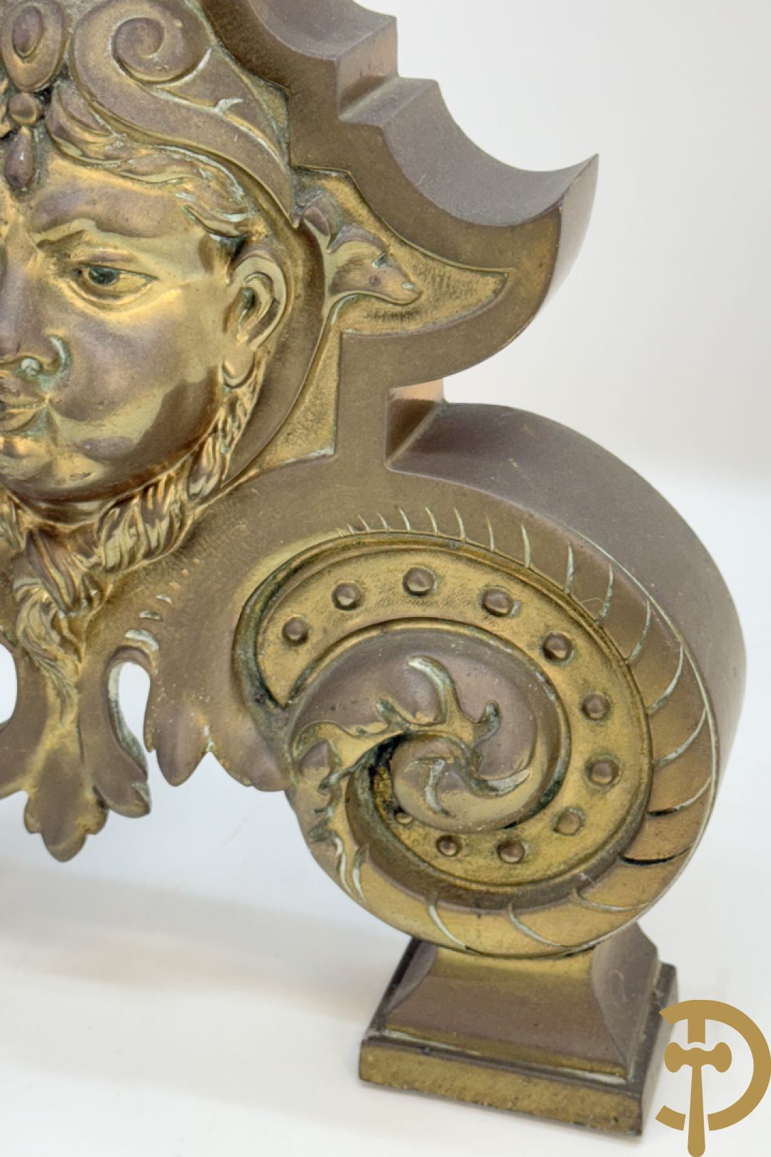 Paar Vlaamse bronzen chenets met accanthusranken en leeuwekoppen