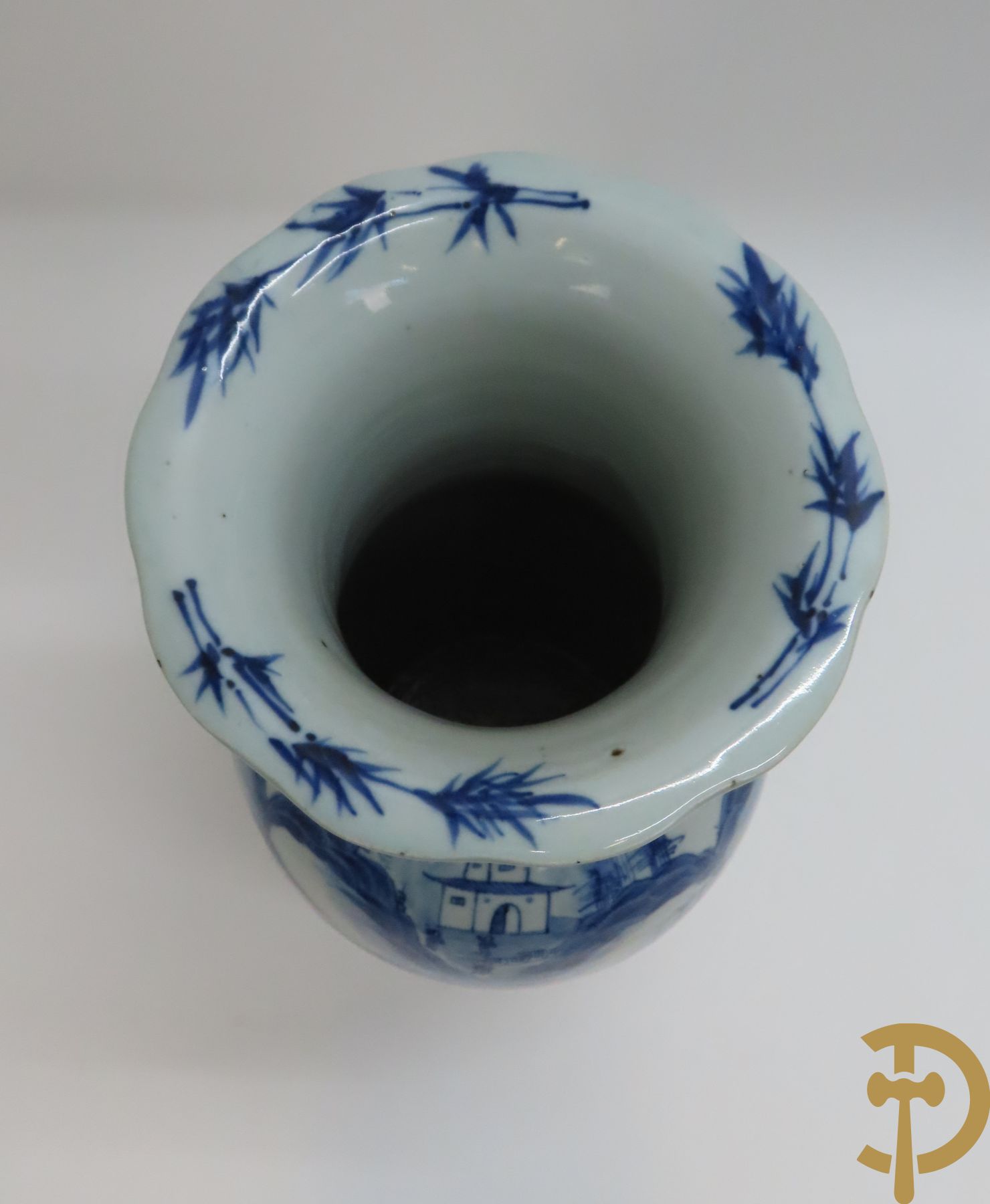 Chinese porseleinen vaas met geanimeerd blauw/wit landschapsdecor en huizenzicht