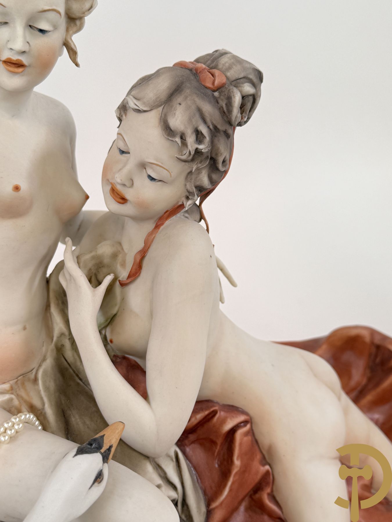 Italiaanse biscuitgroepen w.o. grote groep met 2 liggende naakte dames met zwaan, jongeman op rots, vioolspeler met edeldame, dame met kanten jurk en kinderen + Armani G. getekend 