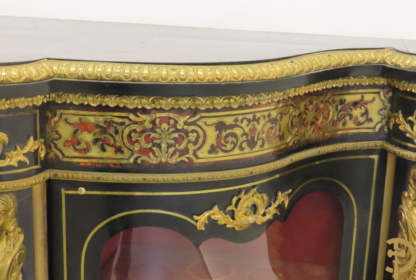 Napoleon III dressoir, centraal met bronnen plakkette omgeven door Louis XVI strik, met 2 zijdelingse vitrines met gebogen glas - stijlen bezet met bronzen dameshoofden