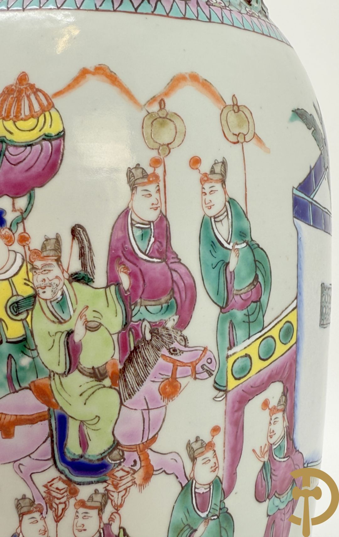 Chinese porseleinen vaas met dubbel decor van geanimeerd interieurzicht en mannen op paarden