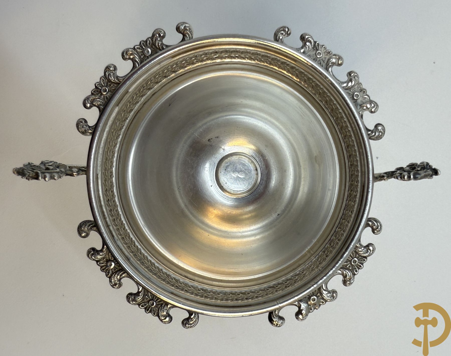 Massief zilveren suikerpot met 12 bijhorende massief zilveren lepeltjes bezet met koppen naar de antieken