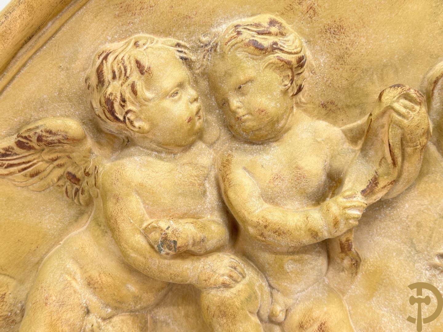 Halve maanvormig basrelief in terra cotta met romantisch decor van musicerende en spelende cupido