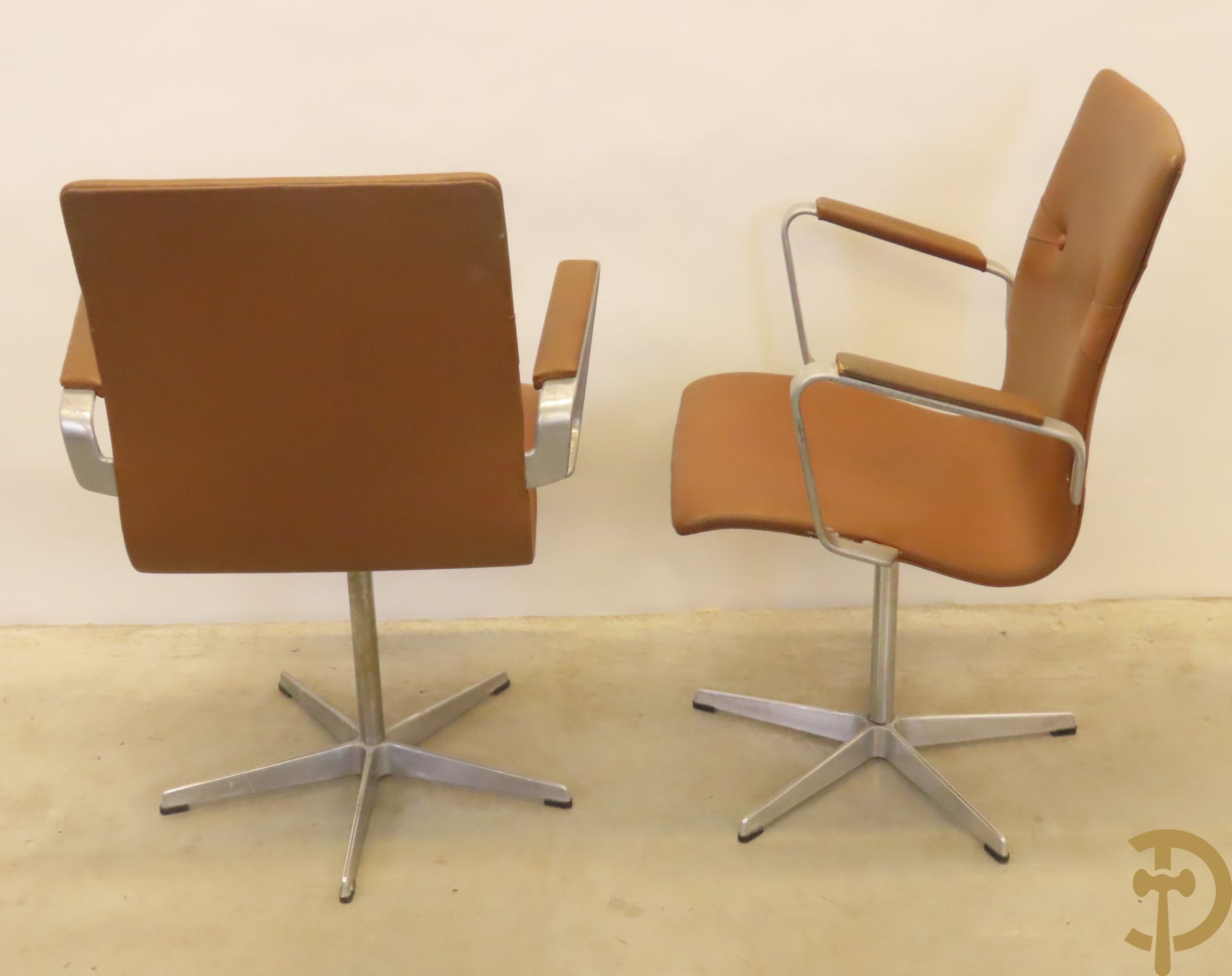 Paar vintage design armstoelen en 3 stoelen 