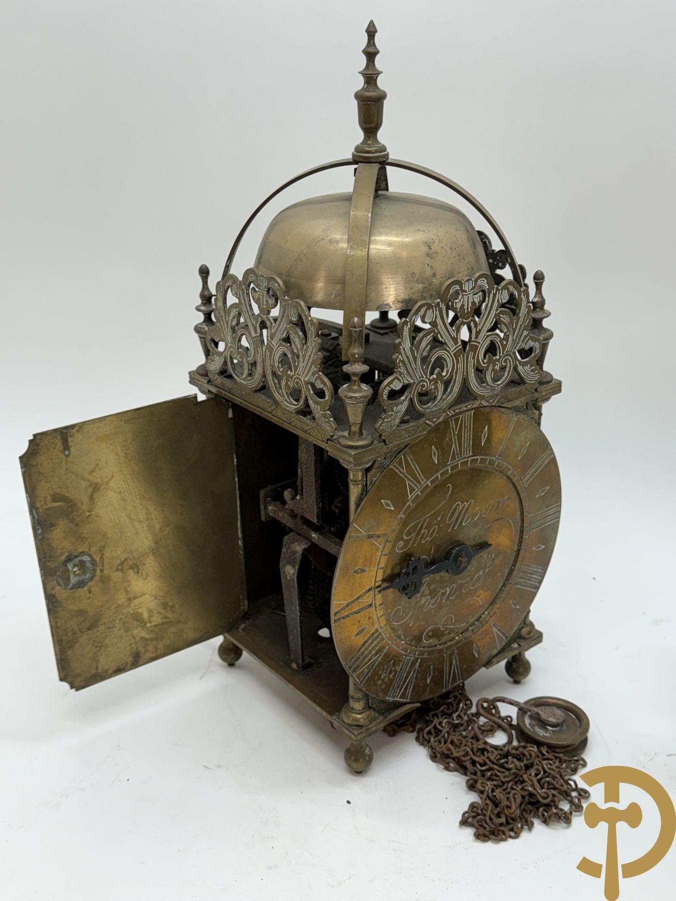 Twee koperen lantaarnklokken, gemerkt Tho Moore Ipswich waarvan 1 met bijhorende slinger en gewicht en de andere zonder