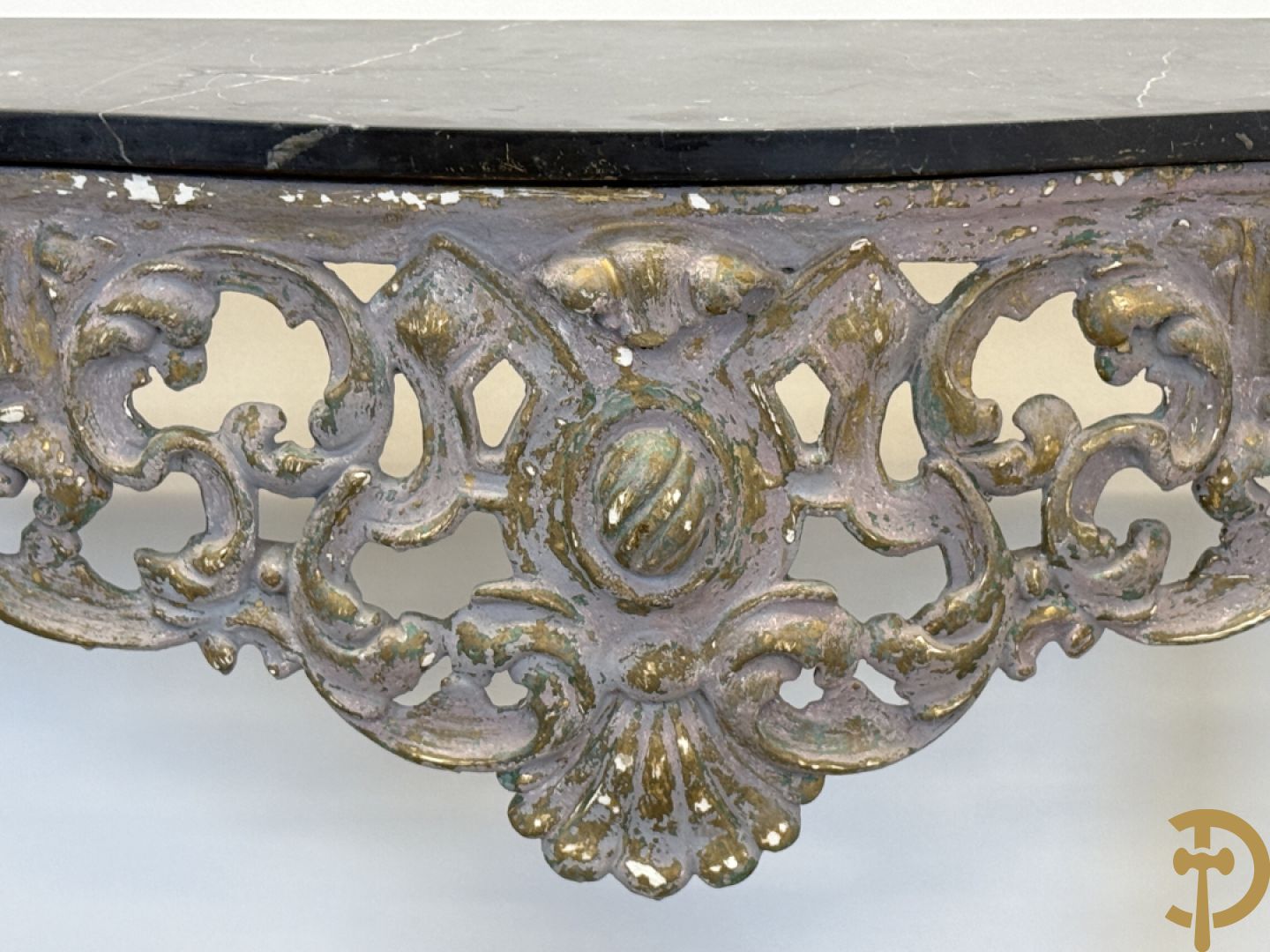 Gepatineerde Louis XV console met zwart marmeren blad