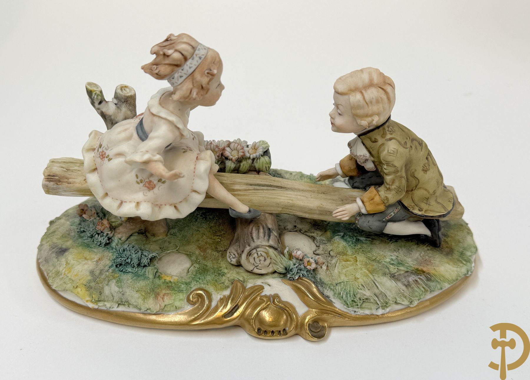 Twee grote Italiaanse groepen in 
gekleurde biscuit : jongens plukken appels - onderonsje aan tafel + 4 groepen in gekleurde Italiaanse biscuit