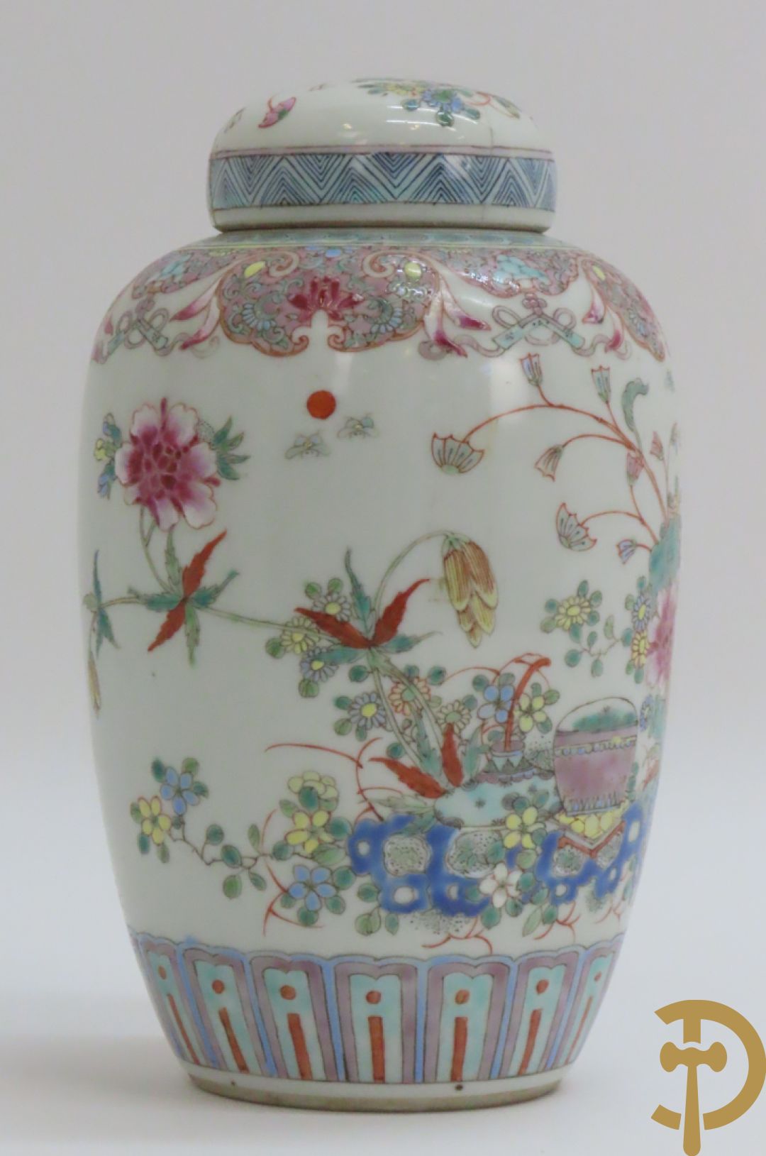 Chinese porseleinen dekselpotiche met bloemendecor