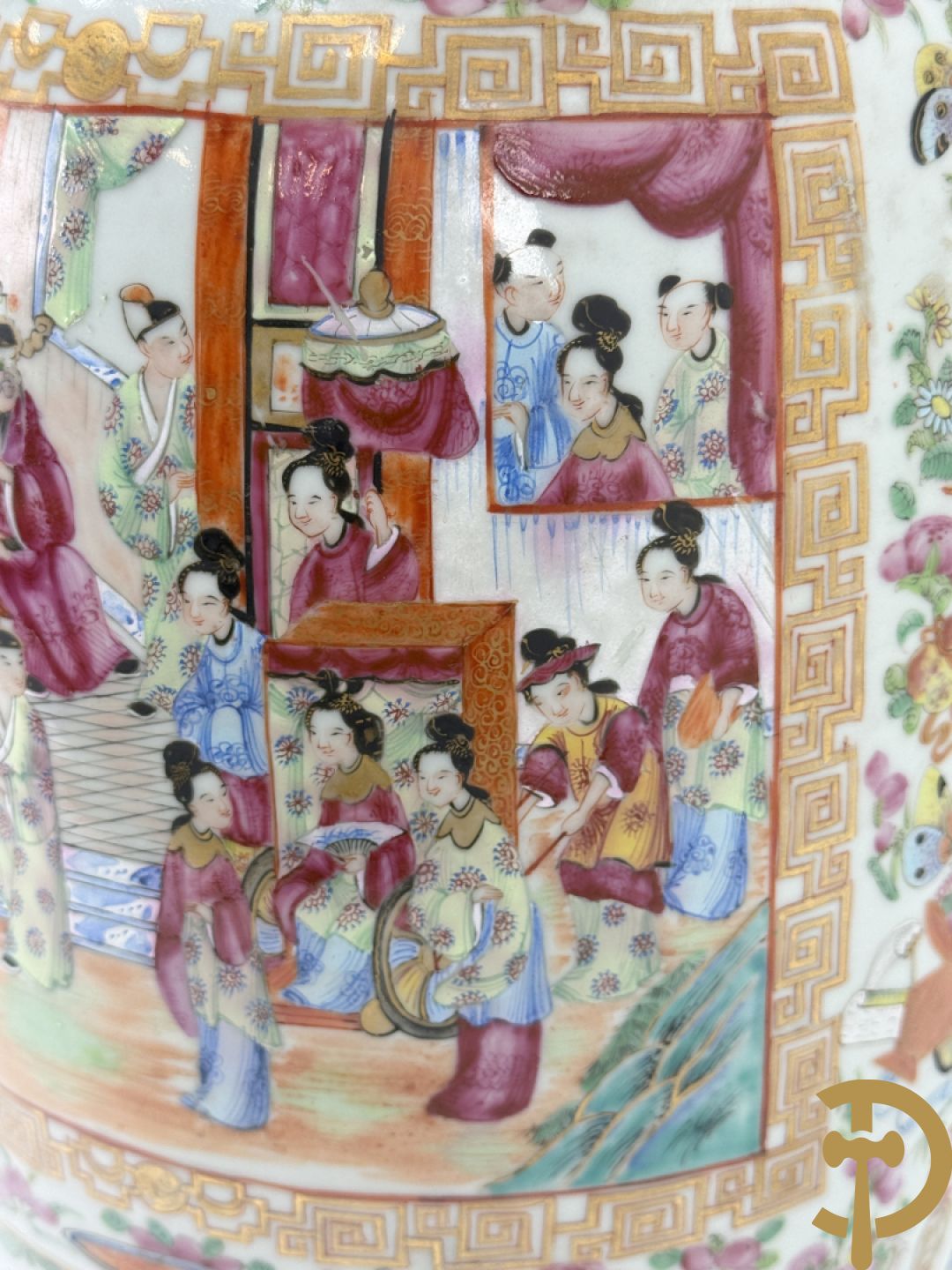 Chinese porseleinen Kanton vaas met geanimeerde hoftaferelen, natuurmotieven, fauna en floradecor