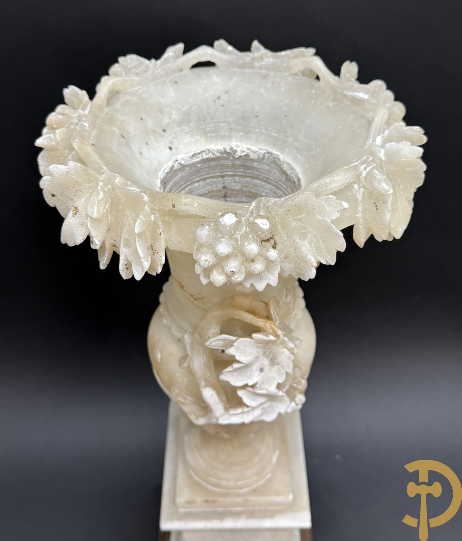 Paar handgesculpteerde albasten vazen met bloemen- en accanthusranken