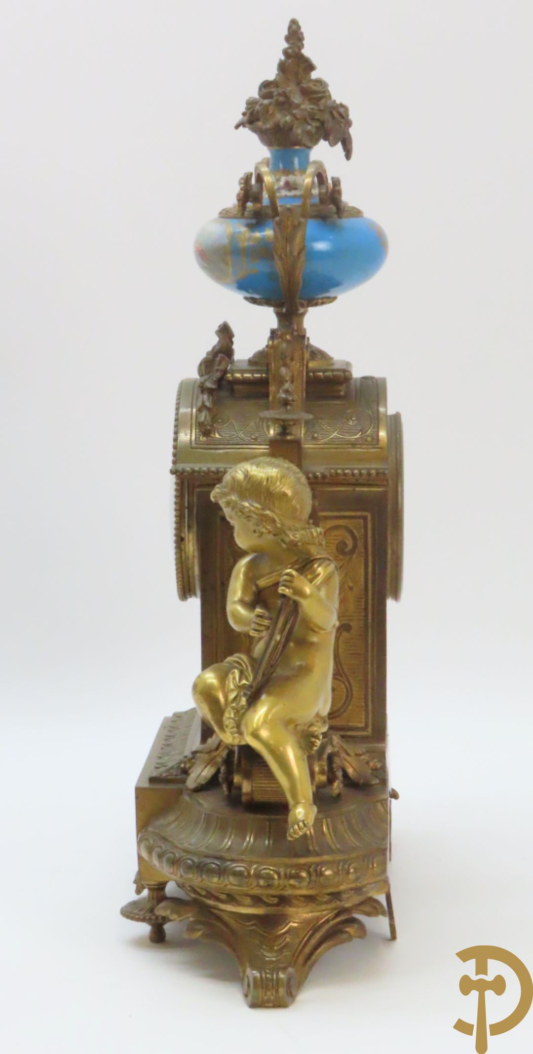 Driedelige bronzen garnituur bezet met Sèvres porselein bestaande uit pendule geflankeerd door paar cupido