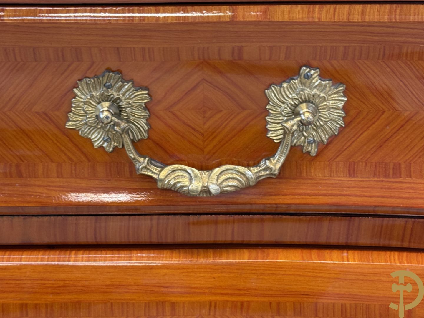 Gegalbeerde notelaren vierladencommode bezet met bronsbeslag en marmeren blad