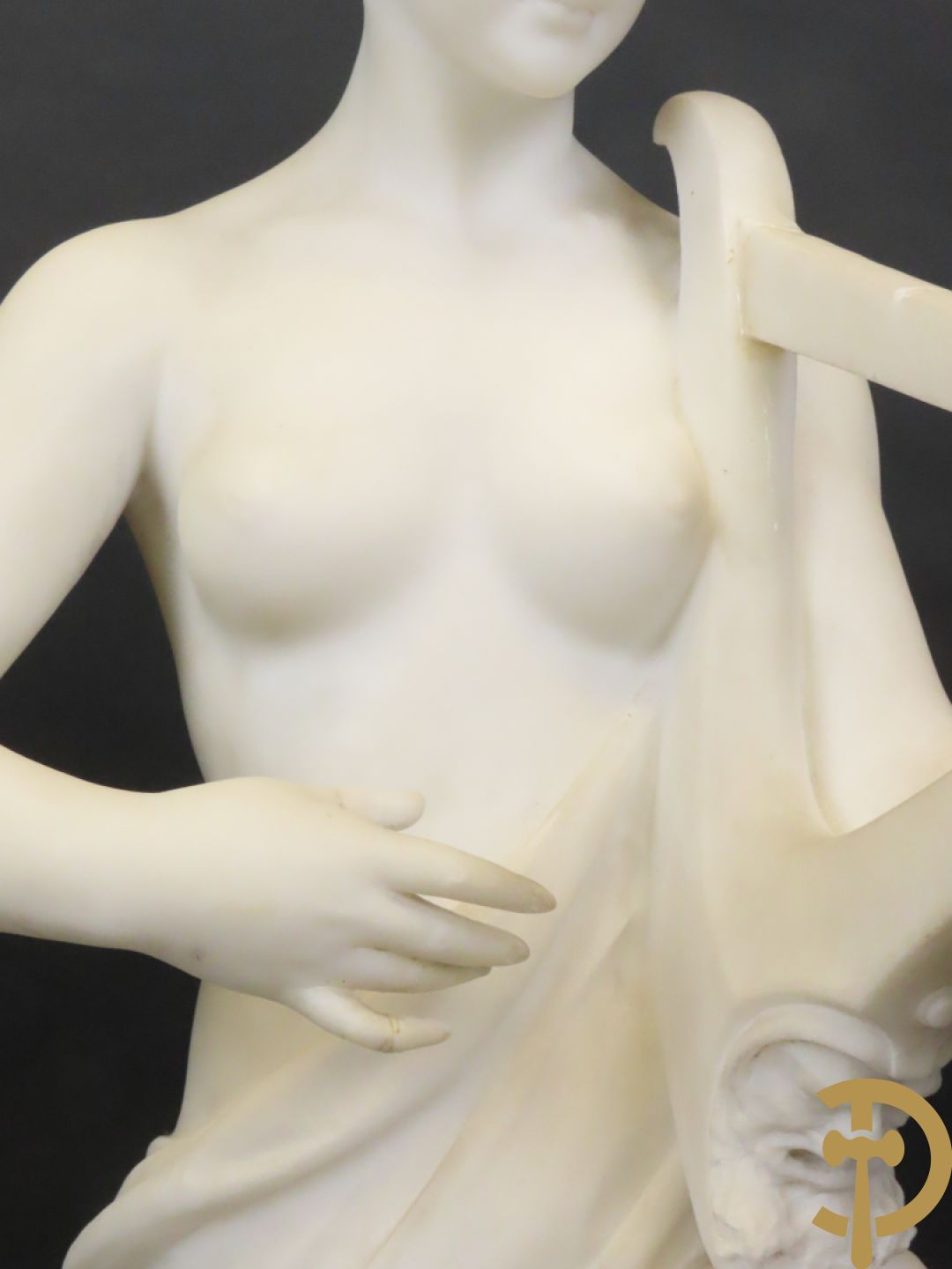 Prof. Fagioli Firenze getekend : Witte marmersculptuur van zittende dame met ontblote boezem met muziekinstrument