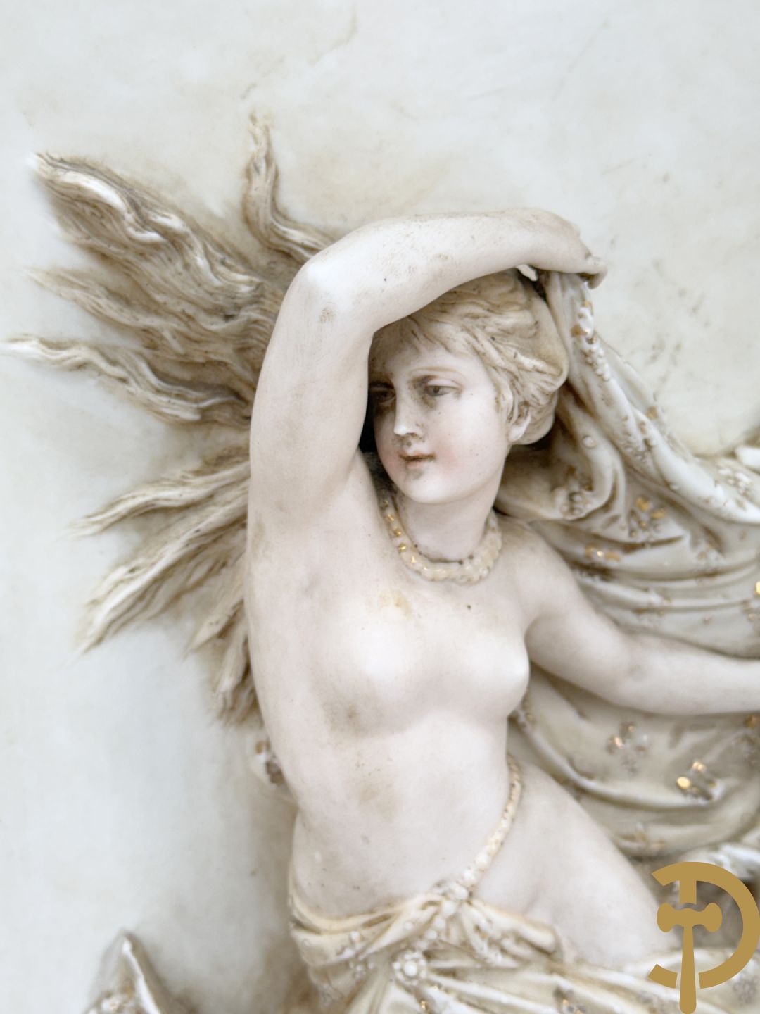 Paar ovale porseleinen plakkettes met elegante dame in bloemenveld