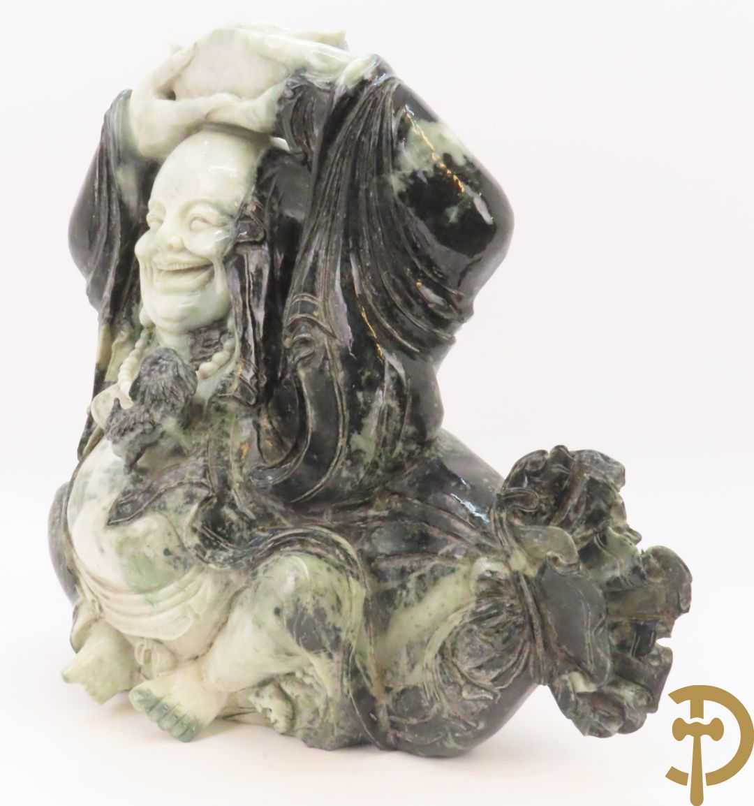 Zittende lachende boedha met kralenkrans en fo hond in gesculpteerde tweekleurige nefriet
