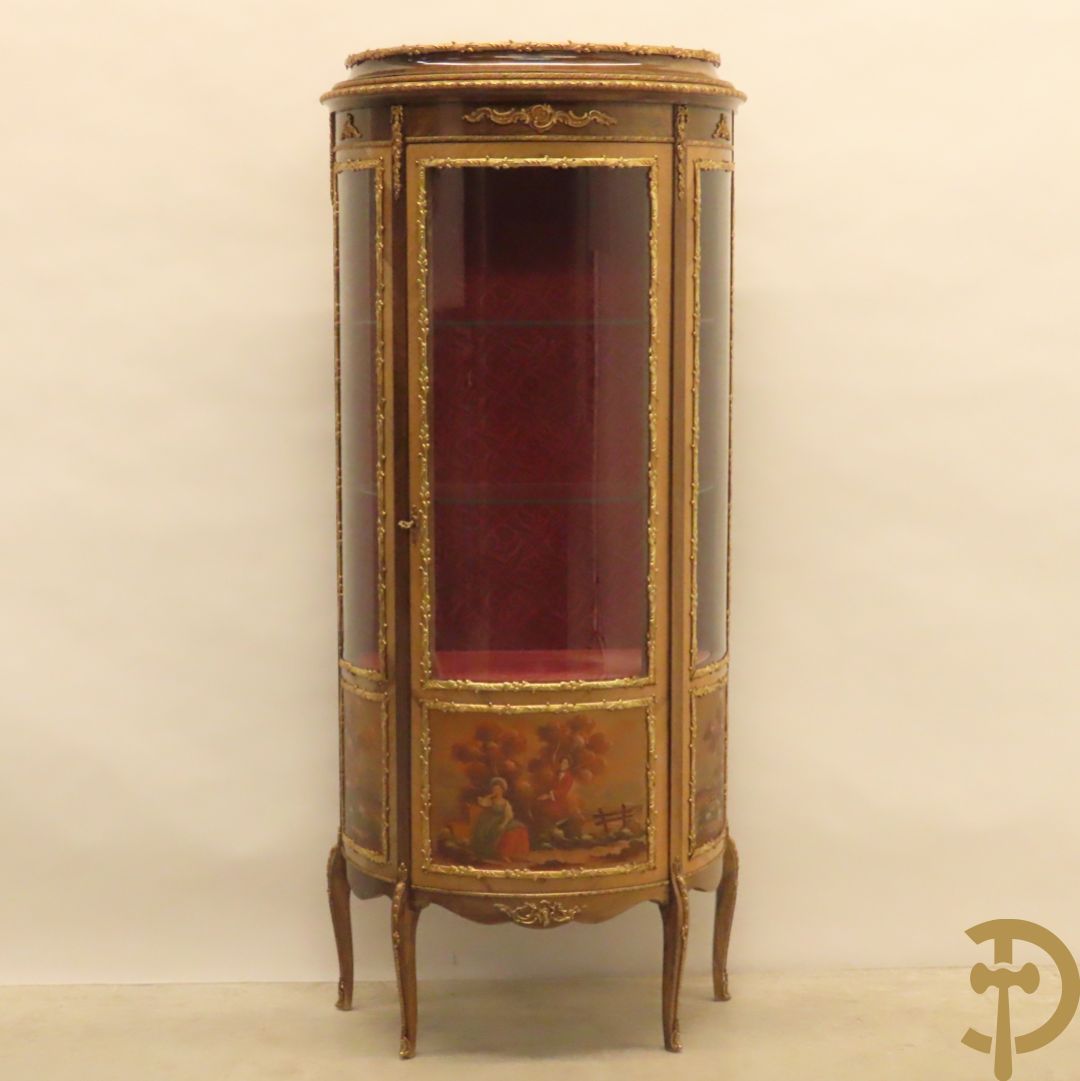 Gebogen notelaren vitrine met bronsbeslag en geanimeerd romantisch tafereel onderaan