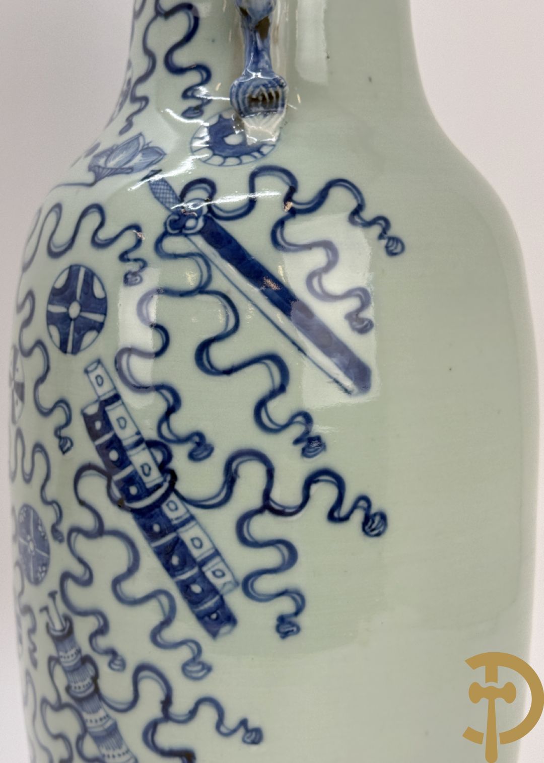 Chinese porseleinen celadon vaas met antiquiteitendecor