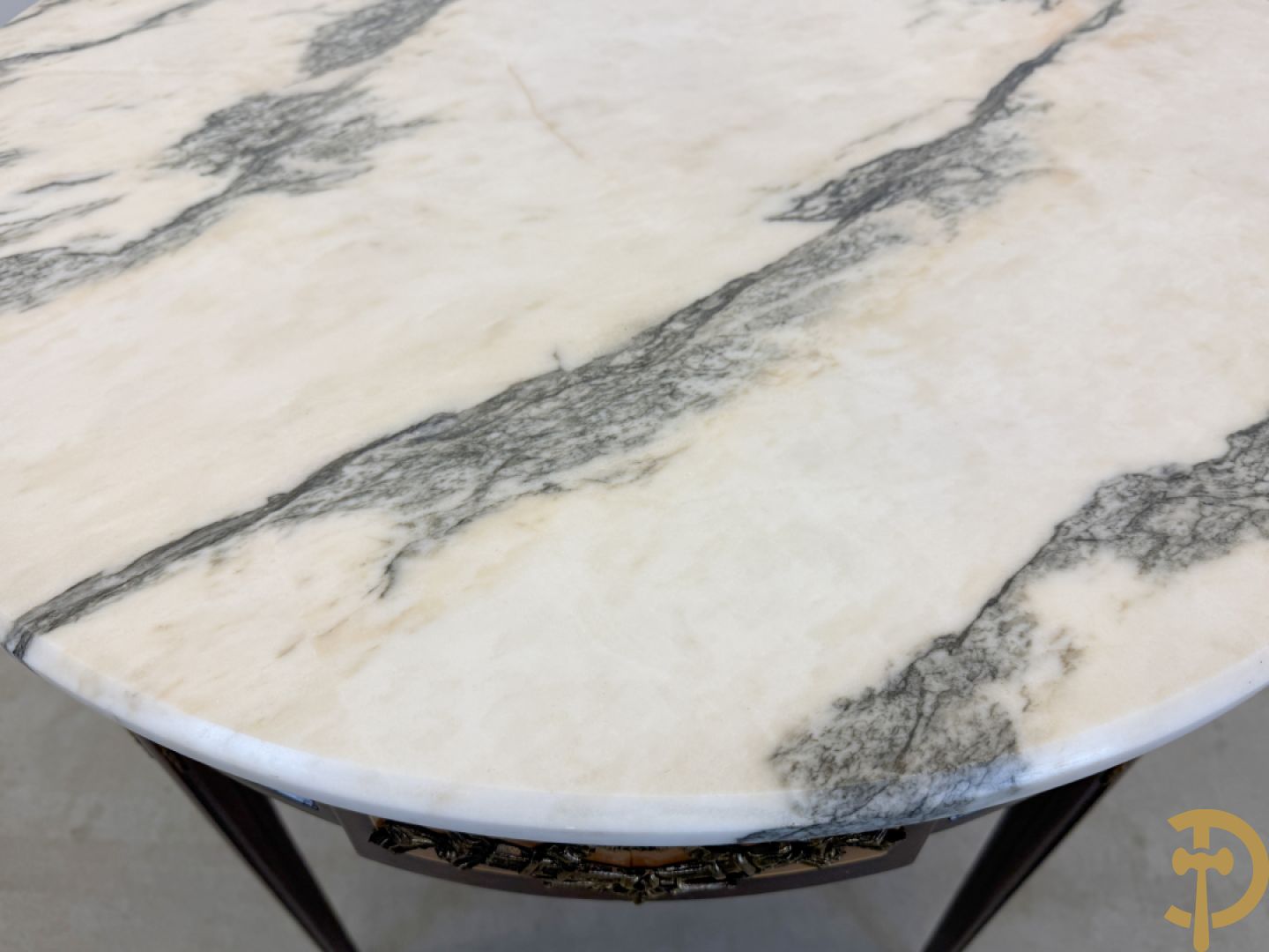 Ronde salontafel met bronsbeslag en marmeren blad op gecanneleerde poten