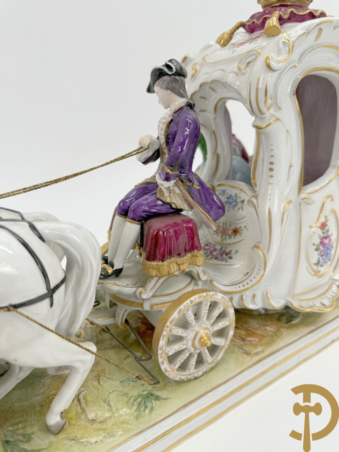 Porseleinen meerkleurige groep met koets, edeldame, lakei, ruiter en 2 paarden