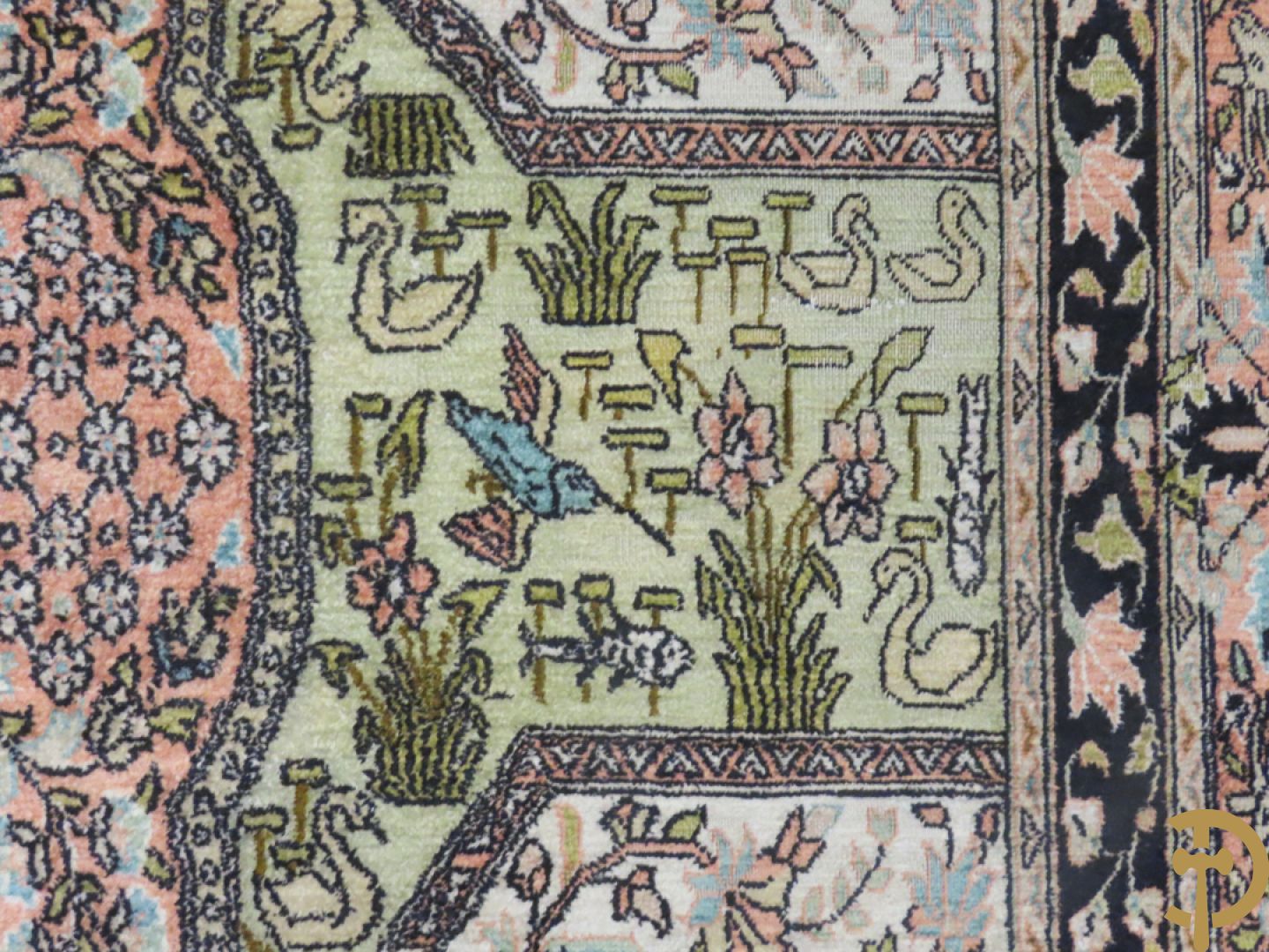 Oosters handgeknoopt zijden tapijt met bloemen- dierenmotieven