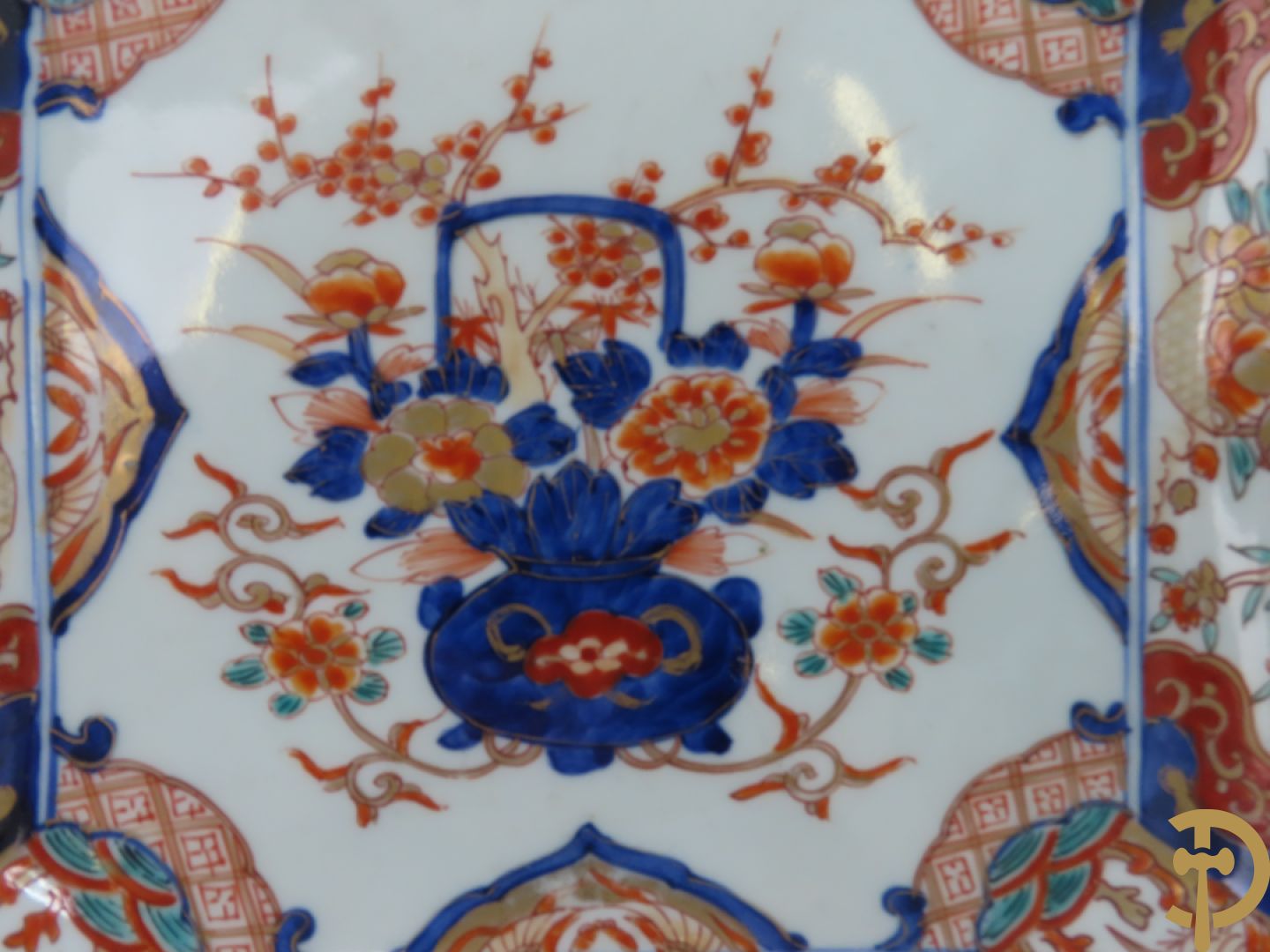 Drie vierkante Imari borden