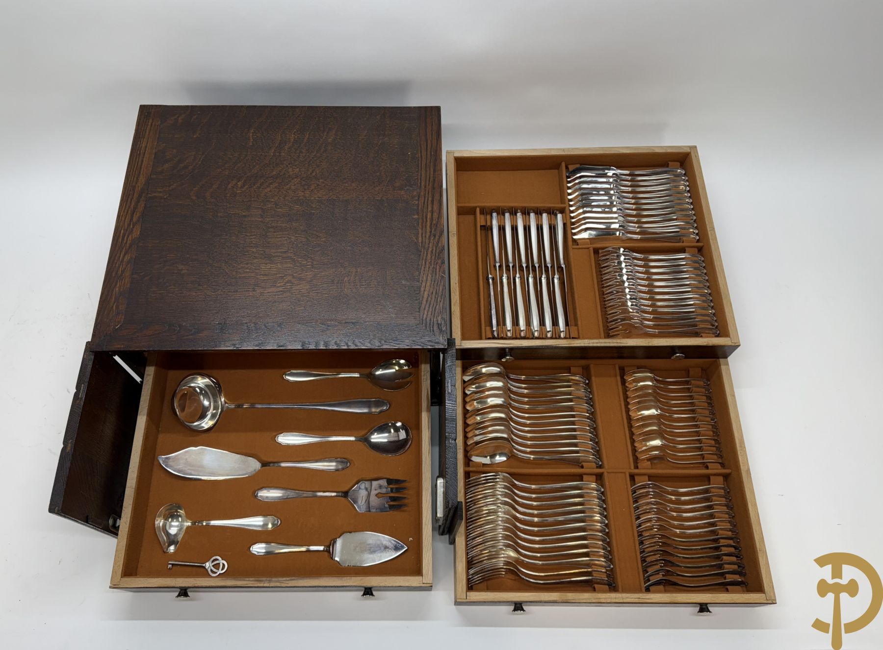 Verzilverd bestek (7 reeksen van 12 + grote stukken) in koffer, gemerkt Cornet