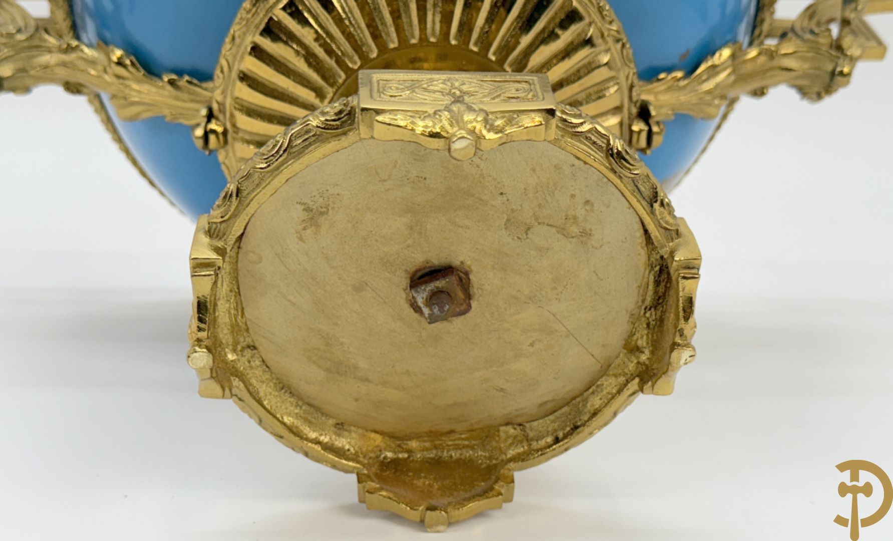 Porseleinen coupe met centraal tafereel en omringd met bloemendecor, gevat in bronzen houder