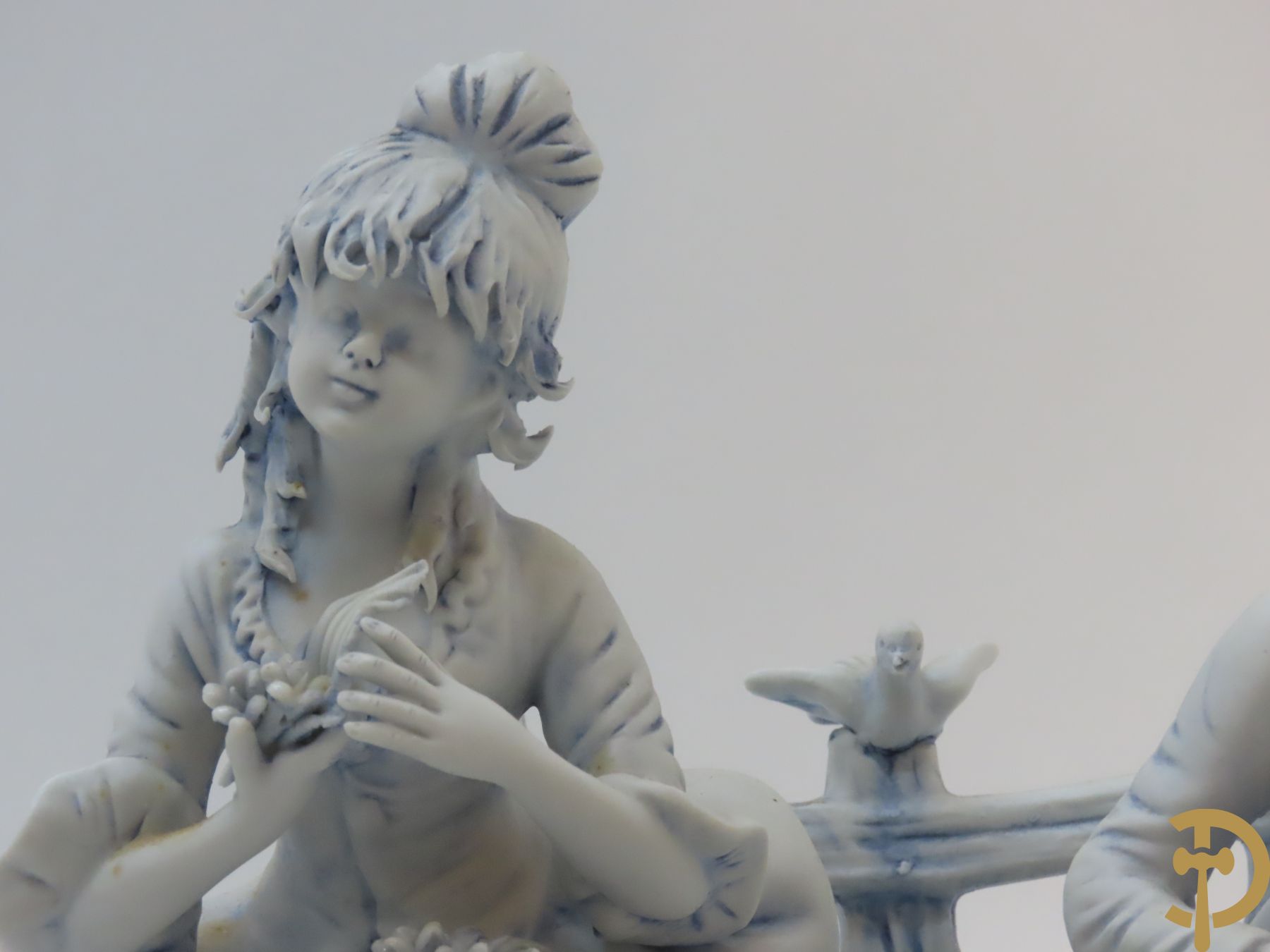 Drie beelden in Capo di Monte porselein : dame met lang haar, jongeman met vis en koppel op bank