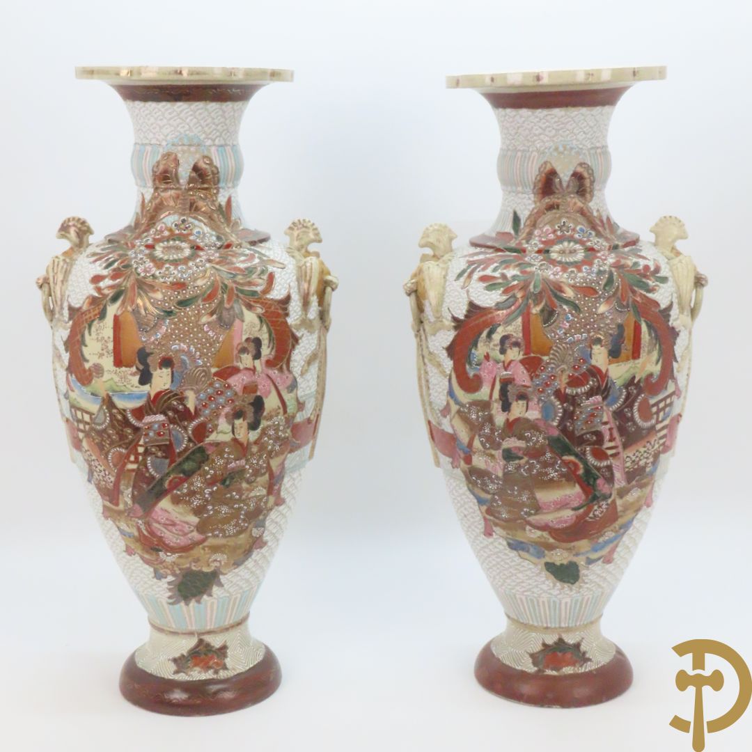 Paar Japanse Satsumat vazen met kijgerdecor en geanimeerde scènes, zijdelings met vogels bezet