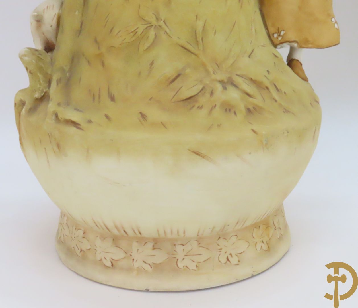 Paar Royal Dux vazen met herderpaar, gemerkt onderaan