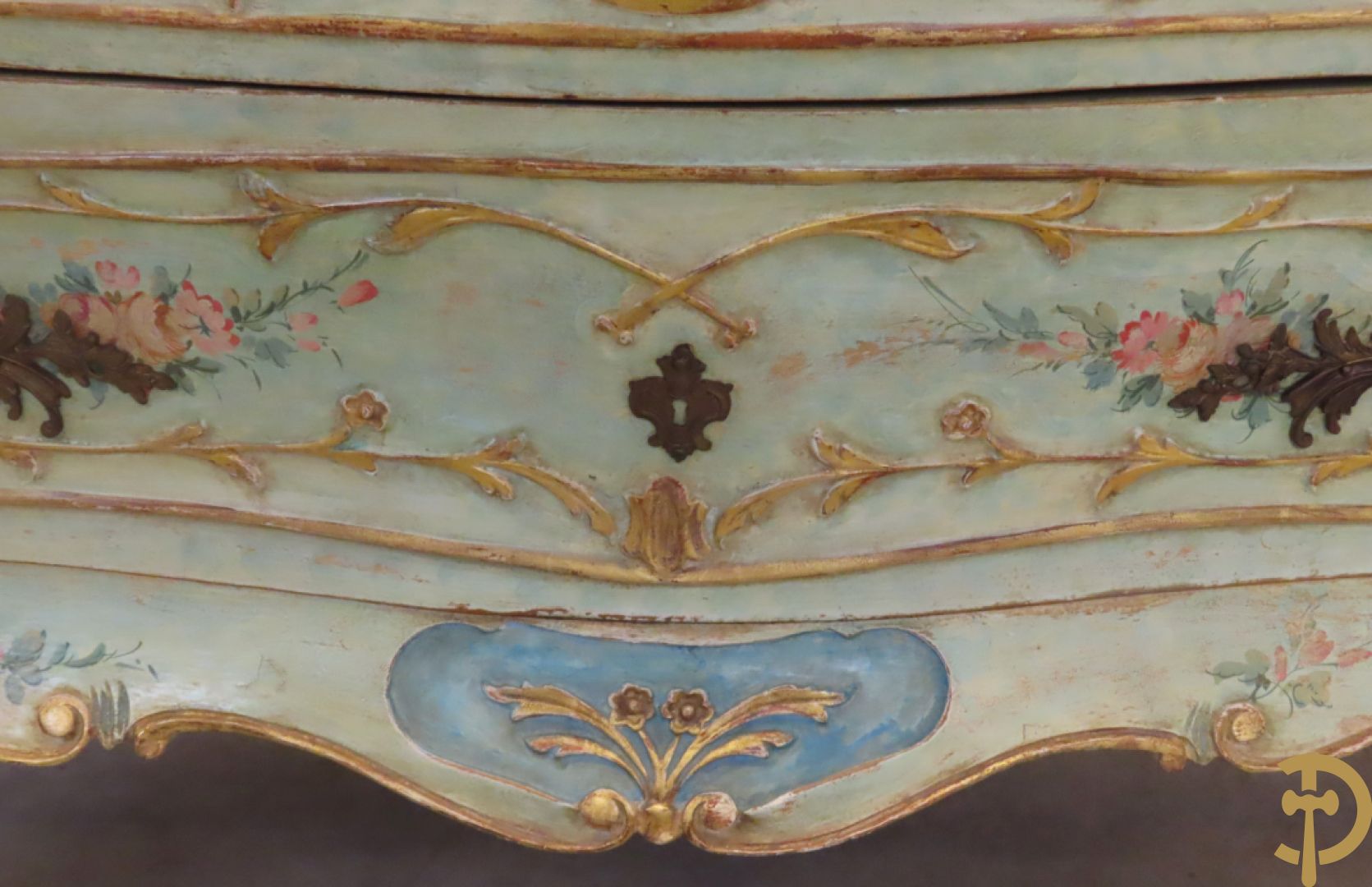 Gegalbeerde tweeladencommode op voluutvormige poten met verguld en beschilderd bloemendecor