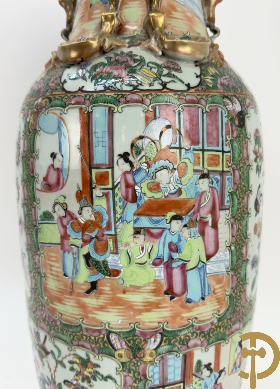 Chinese porseleinen Kanton vaas met geanimeerde taferelen