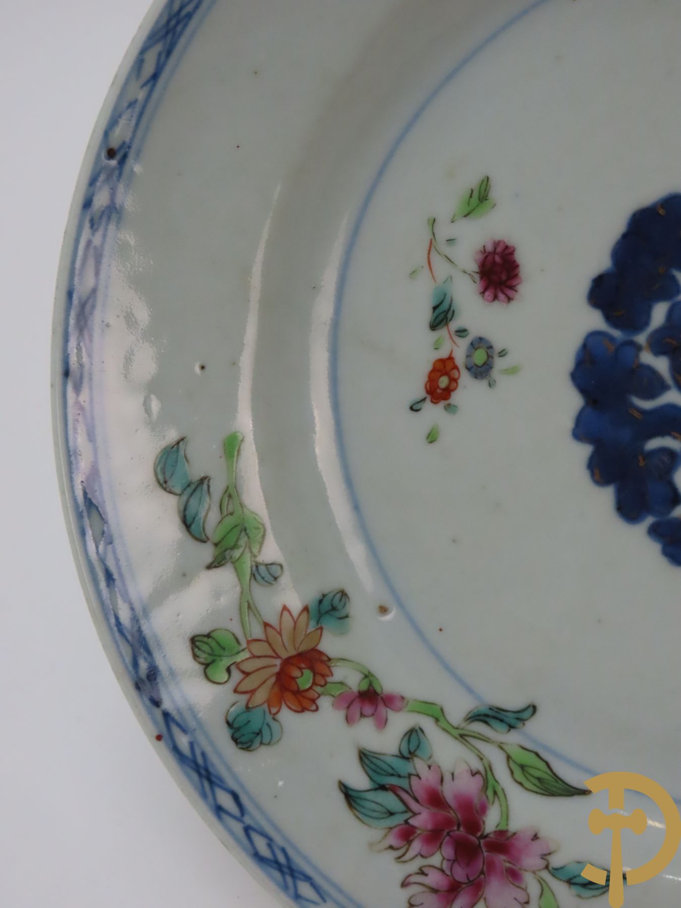 Acht Chinese porseleinen borden w.o. blauw/wit met bloemendecor, 2 blauw/witte borden, 2 Imari borden (1 met ster), 2 porseleinen borden met decor van bloemen in landschap en octagonaal bord