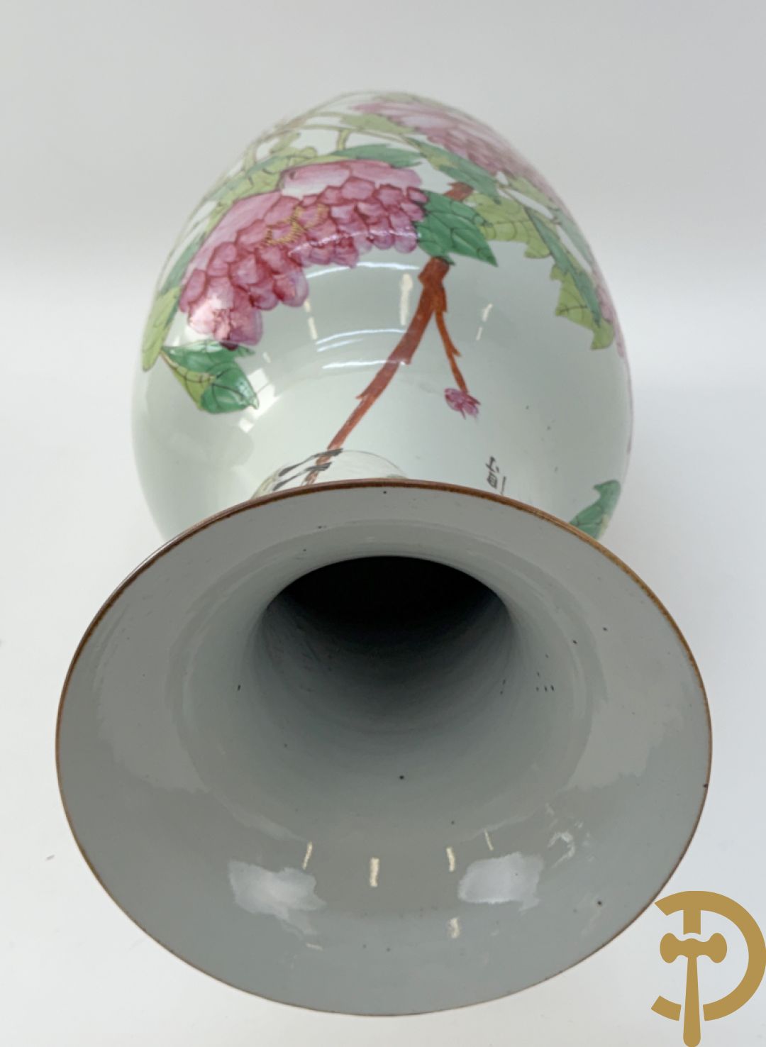 Paar Chinese porseleinen vazen met bloemen- en vogeldecor, achteraan getekend