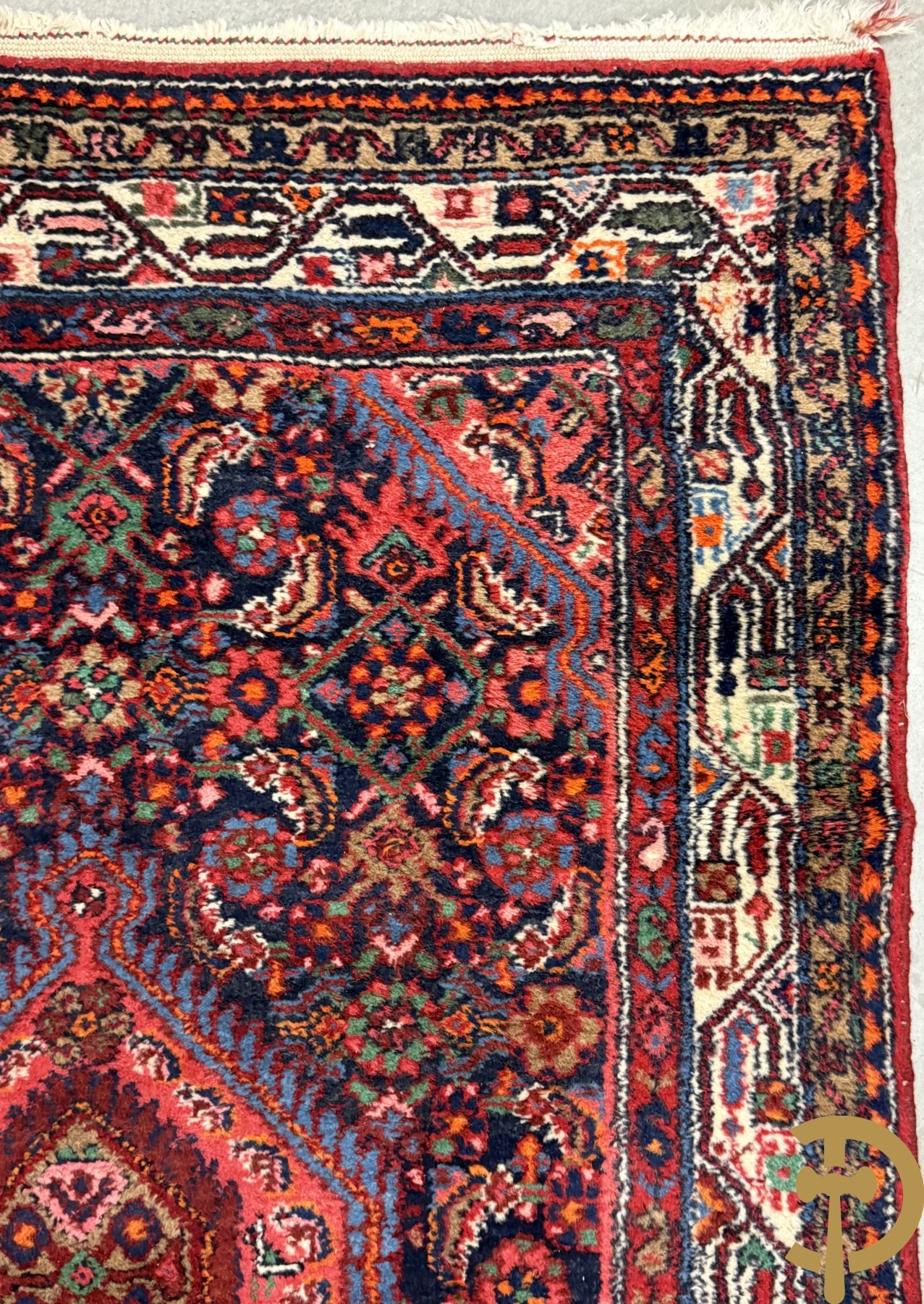 Drie oosterse handgeknoopte tapijten met bloemen- en vazendecor