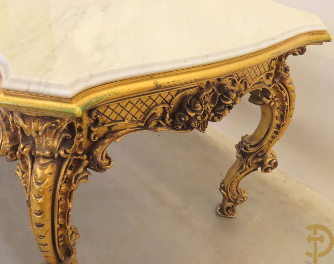 Uitzonderlijke vergulde Louis XV eetkamer bestaande uit vijfdeursdressoir met voluutvormige accanthusranken en rocailles, beschilderd met bloemenmotieven en centraal tafererel met hoornen des overvloeds + bijhorende spiegel vergulde tafel op voluutvormige poten met zes bijhorende stoelen + vitrine met accanthusranken en centrale deur, op voluutvormige poten